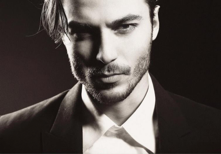 ژست عکاسی پسرانه در پس زمینه ساده 