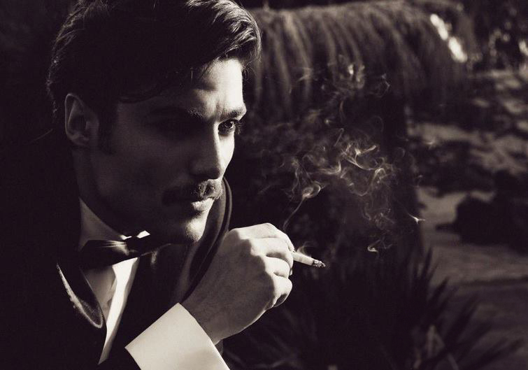 ژست عکاسی پسرانه در استودیو