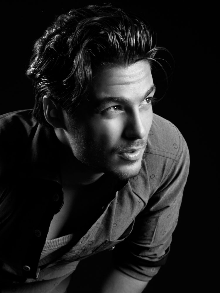 ژست عکاسی پسرانه در حال خندیدن