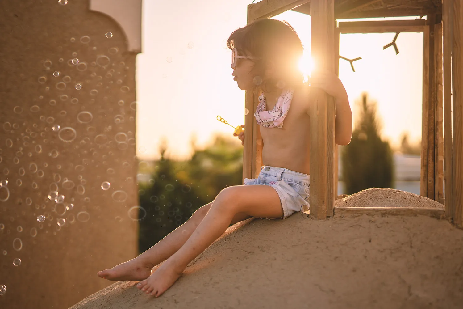 پسر بر روی خانه کاهگلی