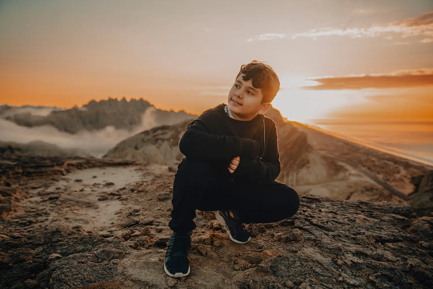 پسر در حال نگاه کردن به افق