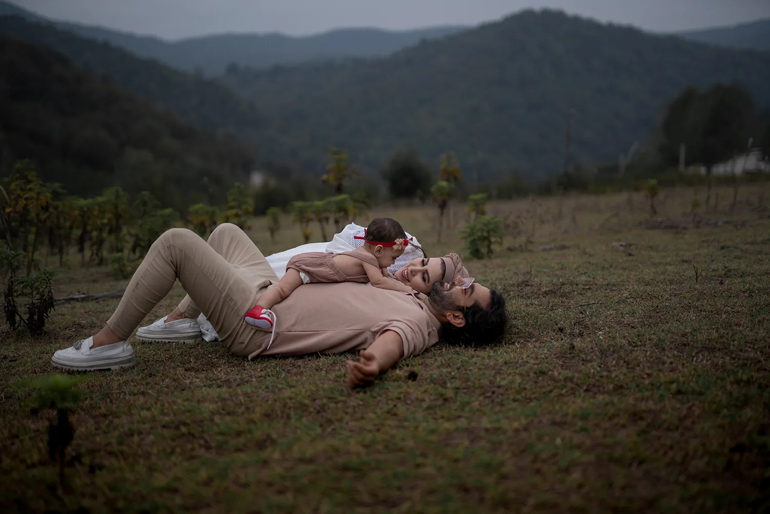 آموزشگاه عکاسی کرج خانواده در حال نگاه کردن به آسمان