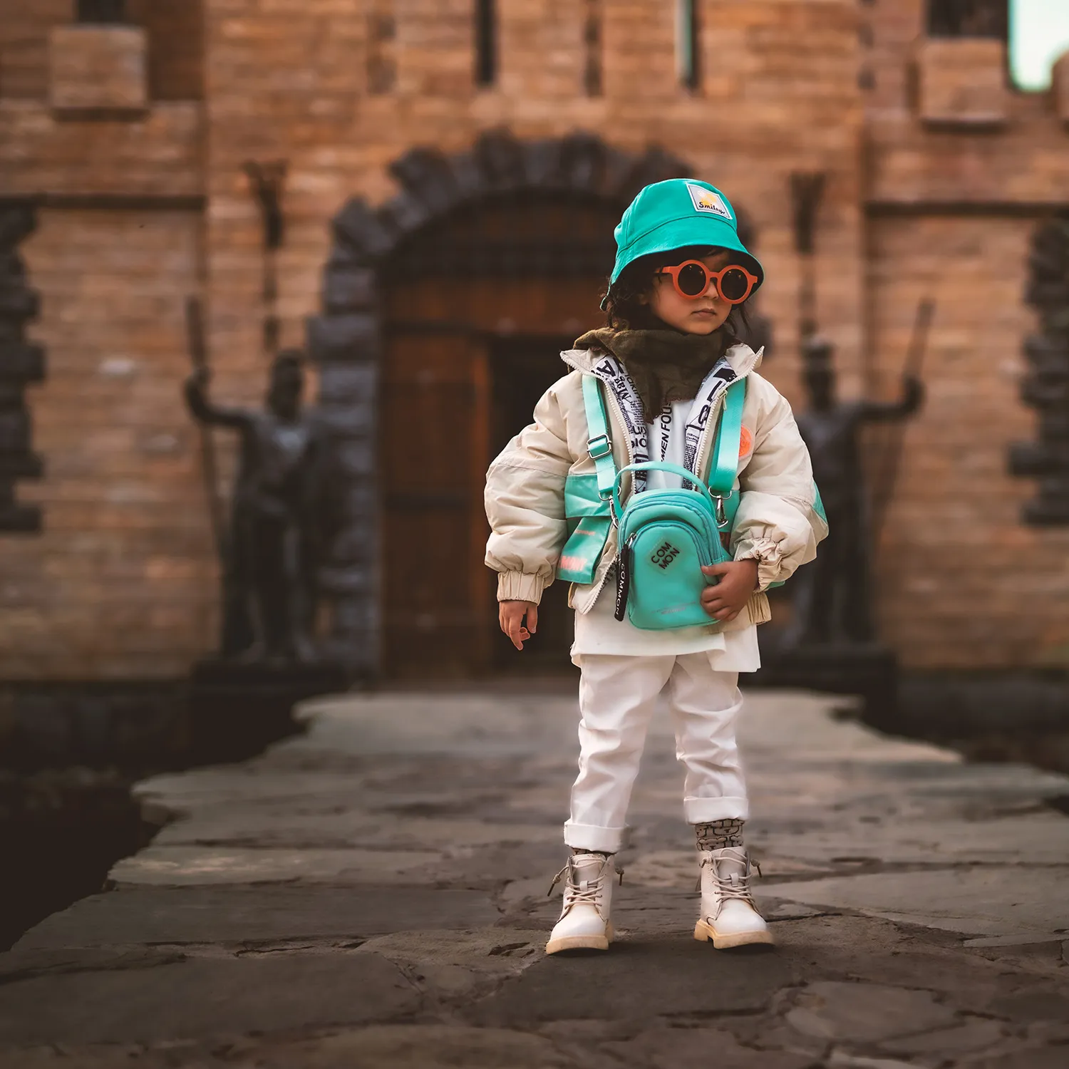 کودک رو به رو قلعه 